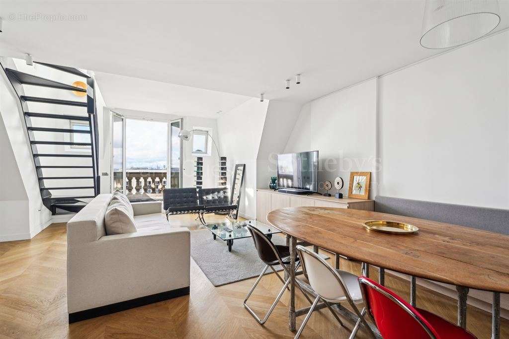 Appartement à PARIS-16E