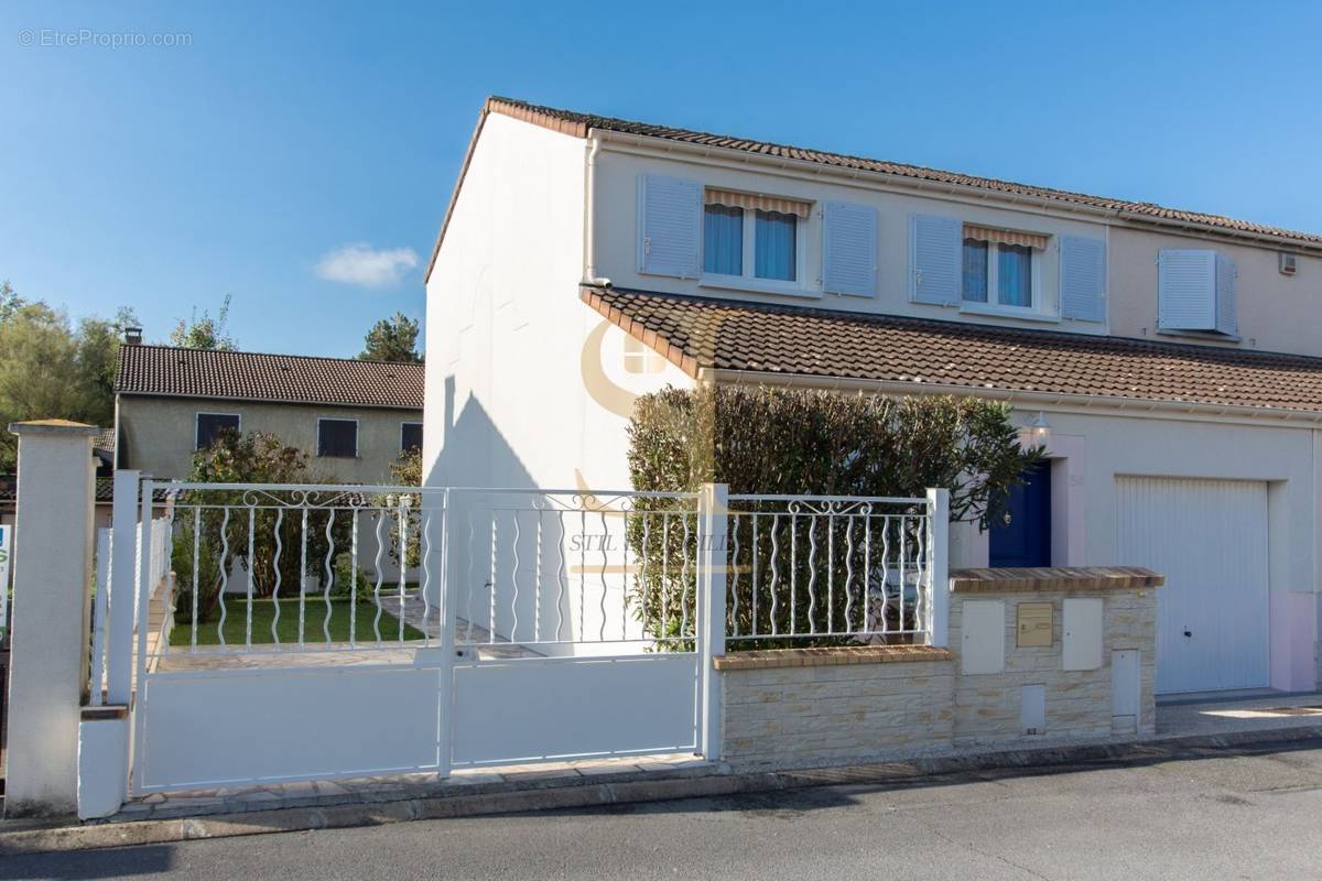 Maison à VIGNEUX-SUR-SEINE