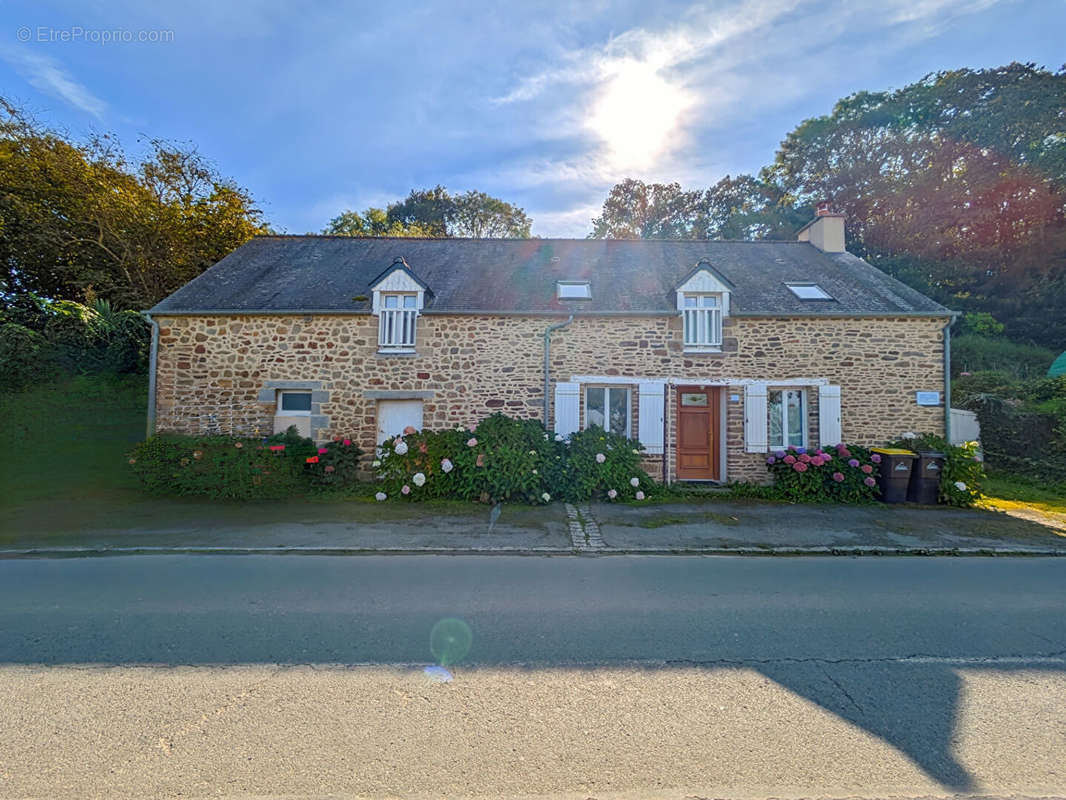 Maison à SAINT-BROLADRE