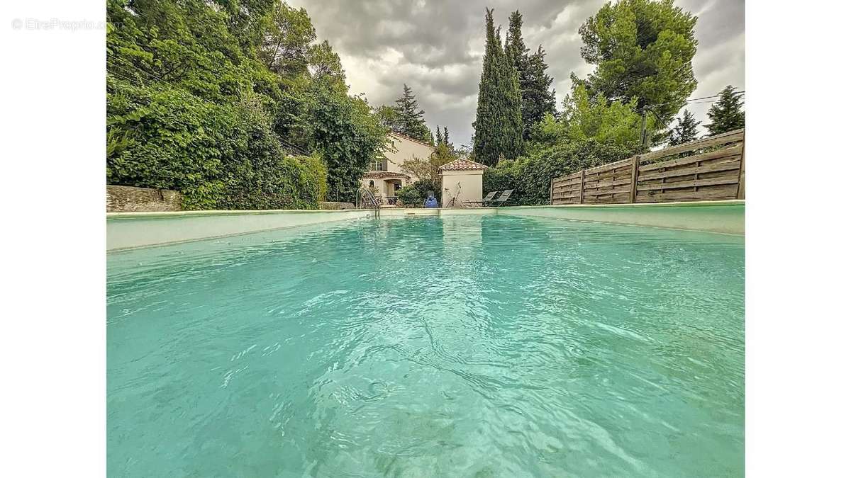 Maison à CHATEAUNEUF-LE-ROUGE