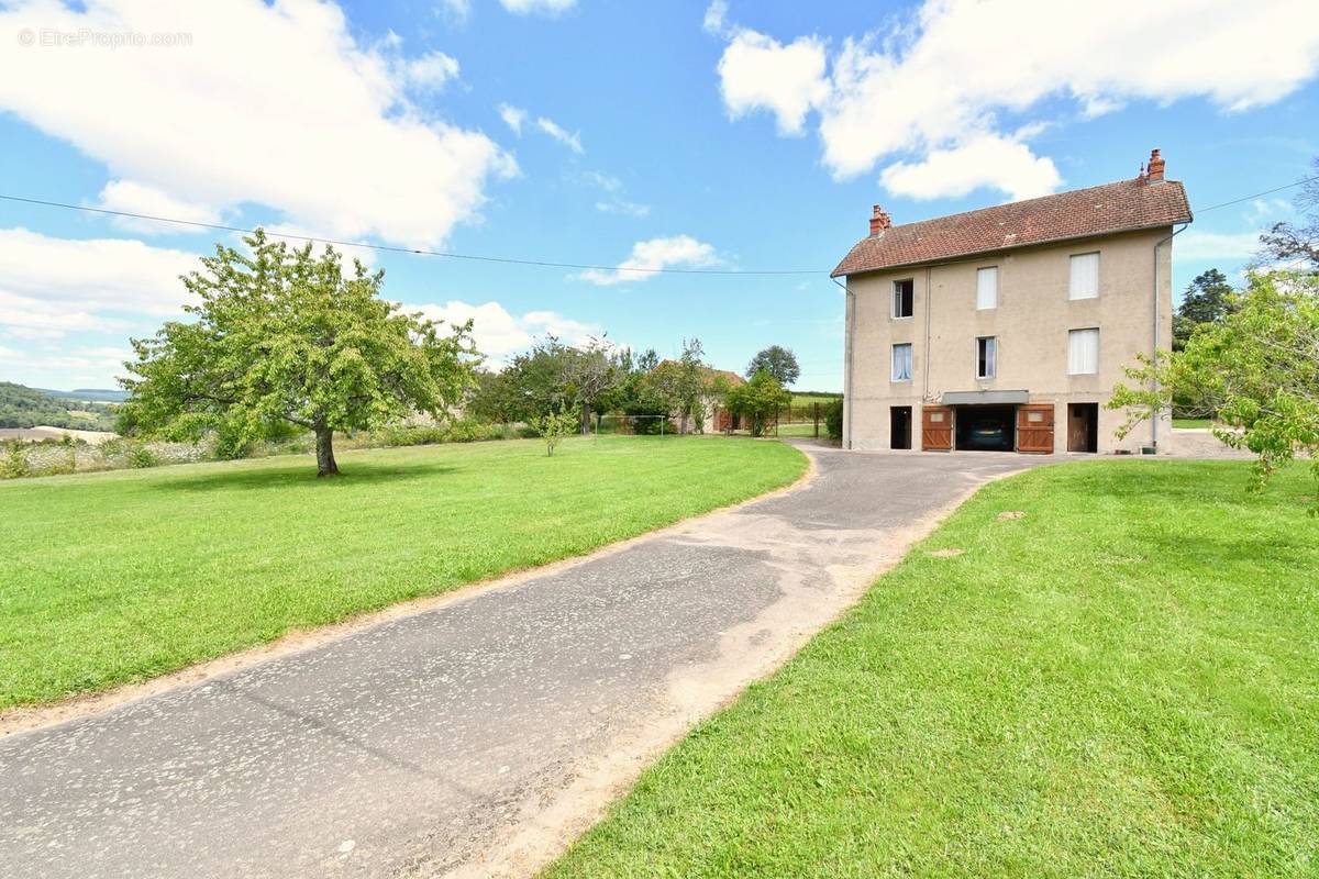 Maison à SAINT-LEGER-SOUS-BEUVRAY