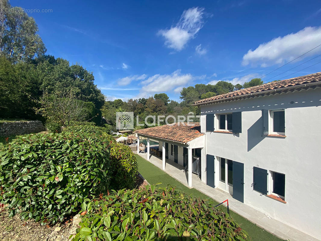 Maison à CHATEAUNEUF-GRASSE