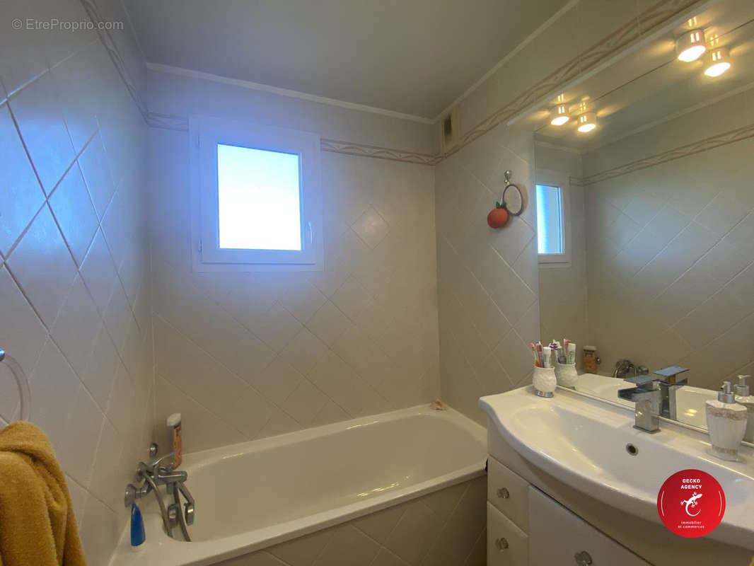 Salle de bain avec fenetre - Appartement à SAINT-RAPHAEL