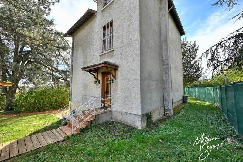 Maison à GREZIEU-LA-VARENNE