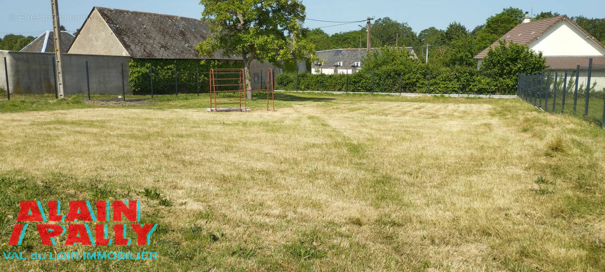 Terrain à SAINT-MAUR-SUR-LE-LOIR