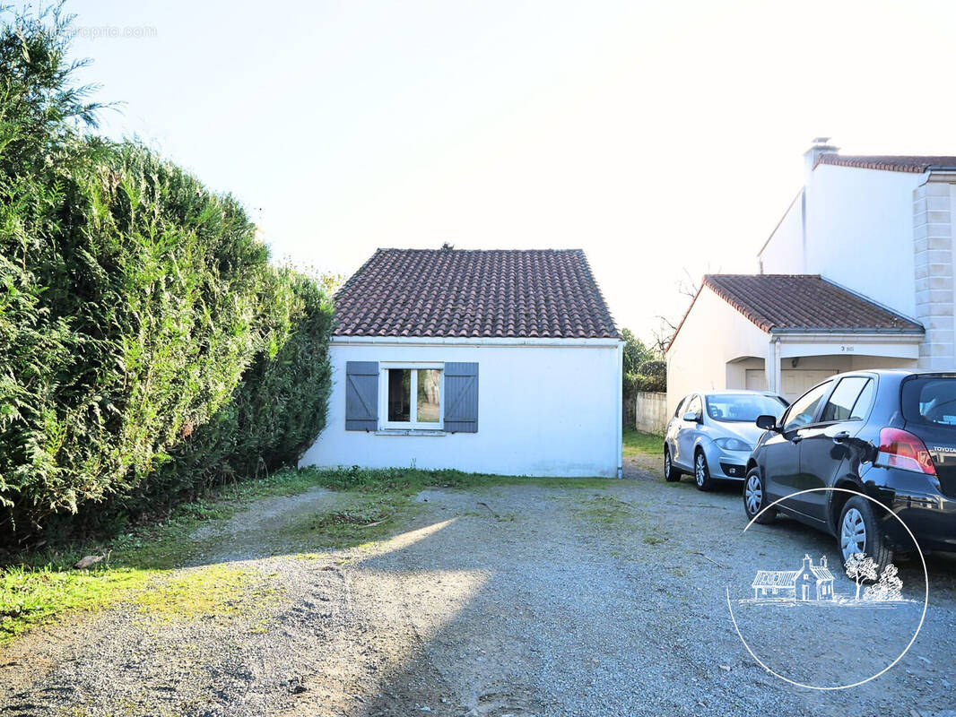 avant de la maison avec ses places de stationnements - Maison à BRAINS