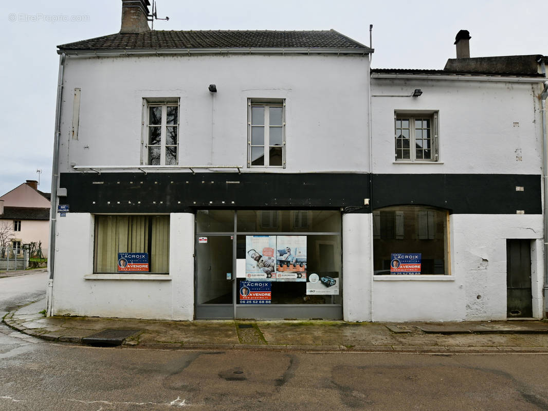 Commerce à L&#039;ISLE-SUR-SEREIN