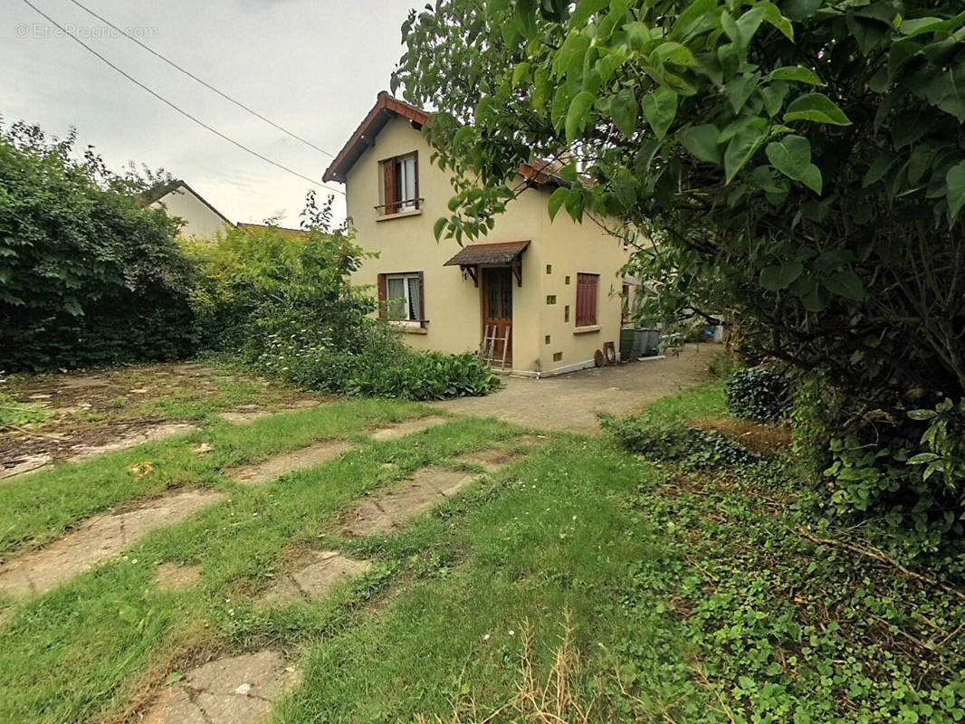 Maison à SAINT-THIBAULT-DES-VIGNES