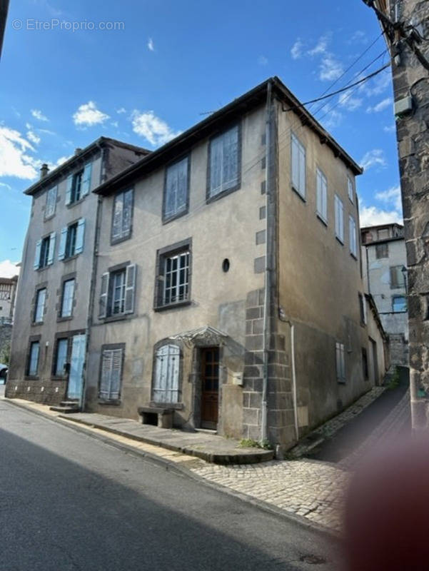 Maison à MARINGUES