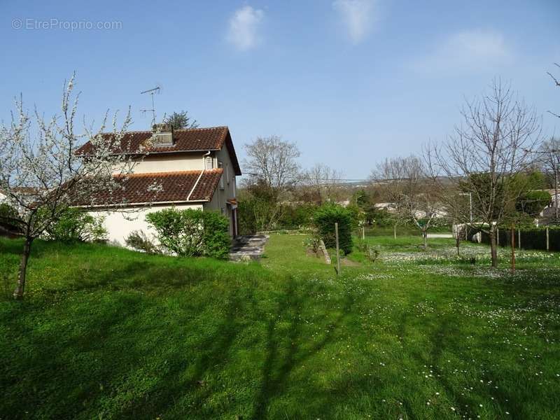 Maison à SAINT-YRIEIX-SUR-CHARENTE