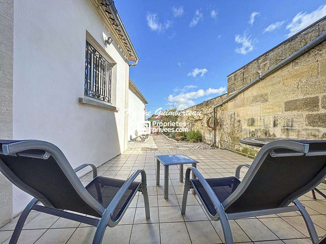 Maison à SAINT-MEDARD-DE-GUIZIERES