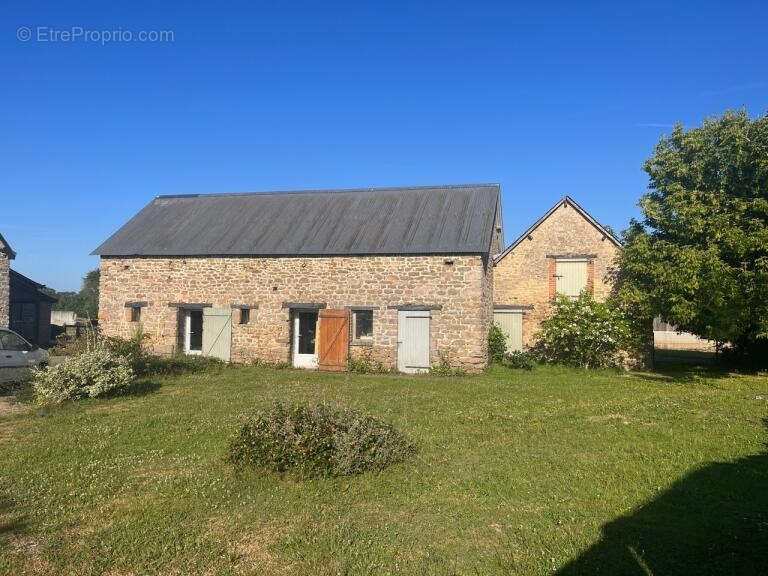 Maison à LA BAZOGE-MONTPINCON