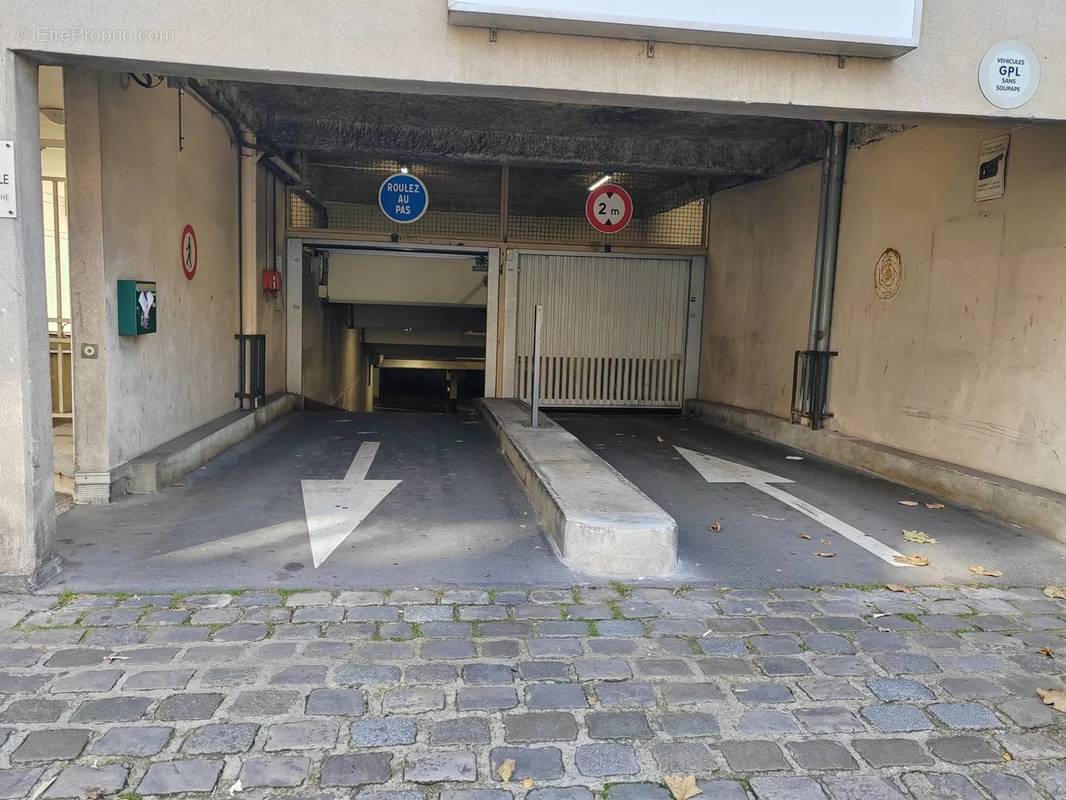 Parking à LE PERREUX-SUR-MARNE