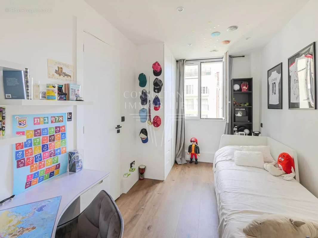 Appartement à NEUILLY-SUR-SEINE