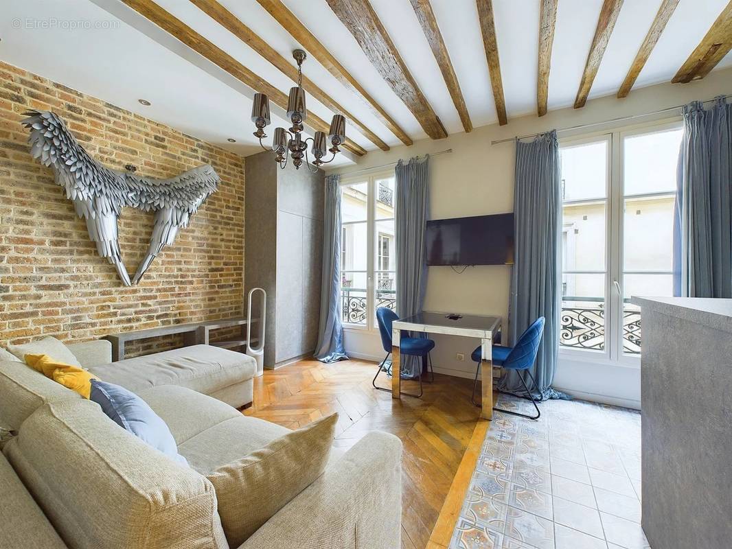 Appartement à PARIS-1E