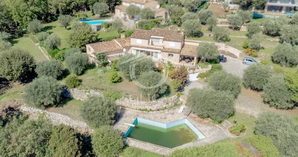 Maison à CHATEAUNEUF-GRASSE