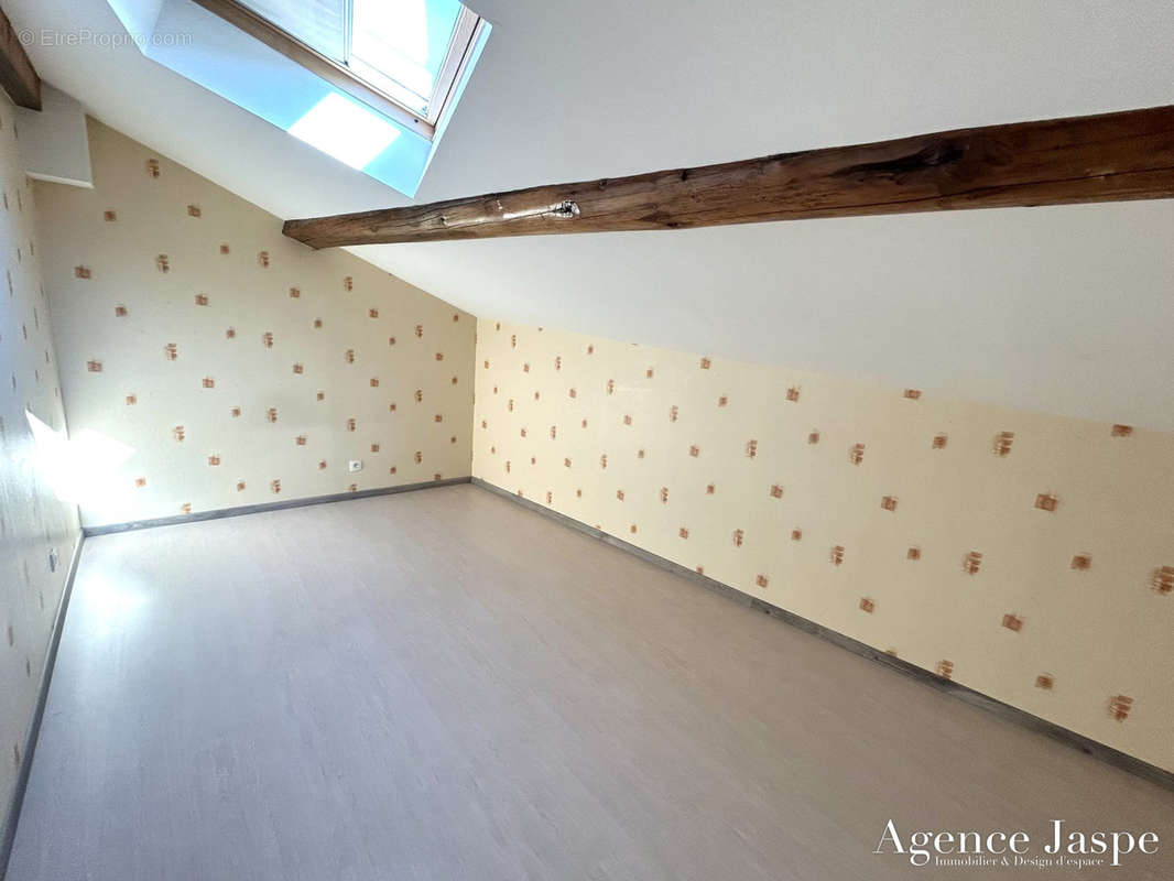 Appartement à SURY-LE-COMTAL