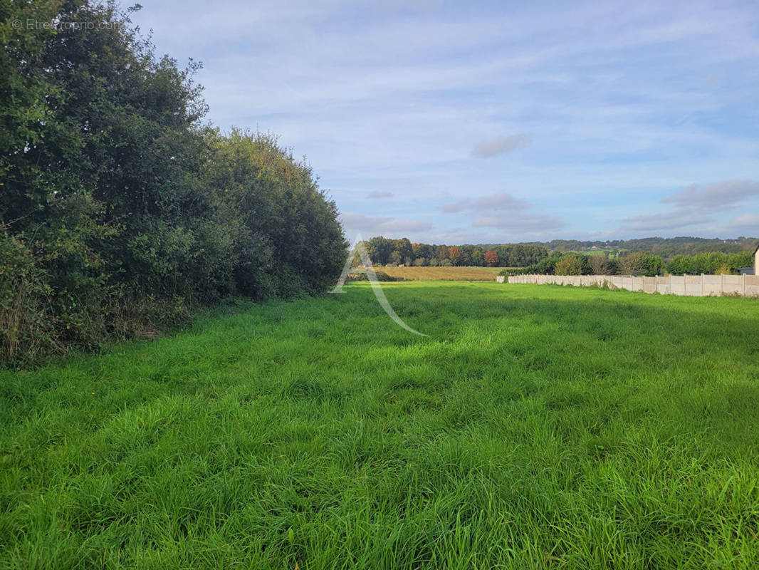 Terrain à SAINT-JACUT-LES-PINS