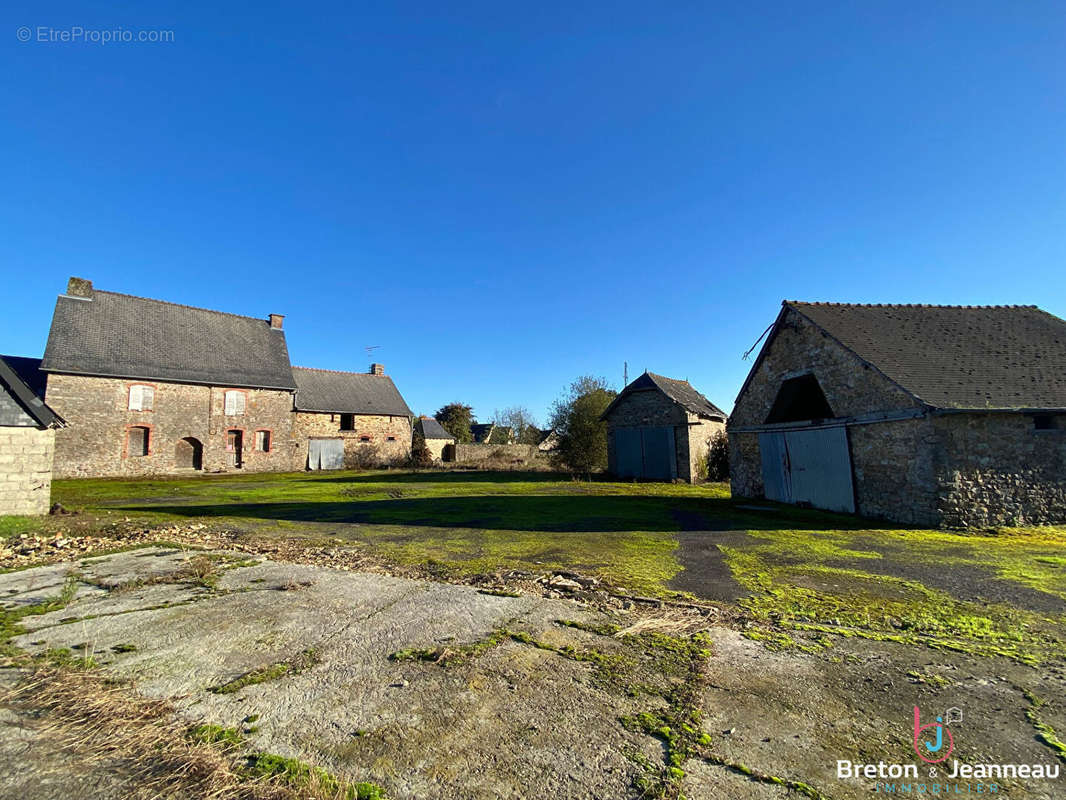 Maison à SAINT-CHRISTOPHE-DES-BOIS