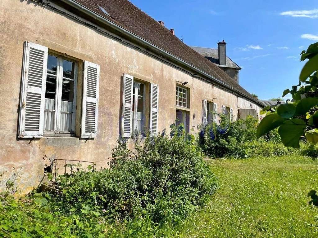 Maison à SAINT-LEGER-VAUBAN