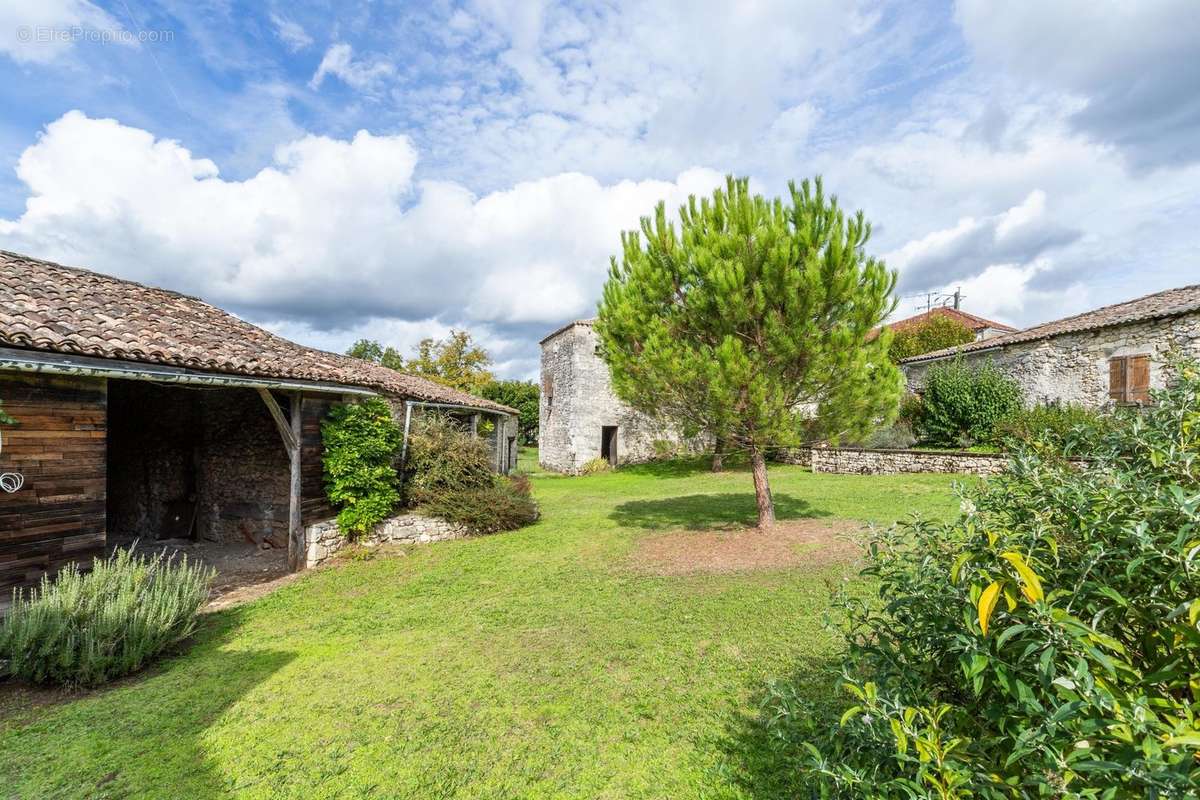 Maison à MONTAIGU-DE-QUERCY