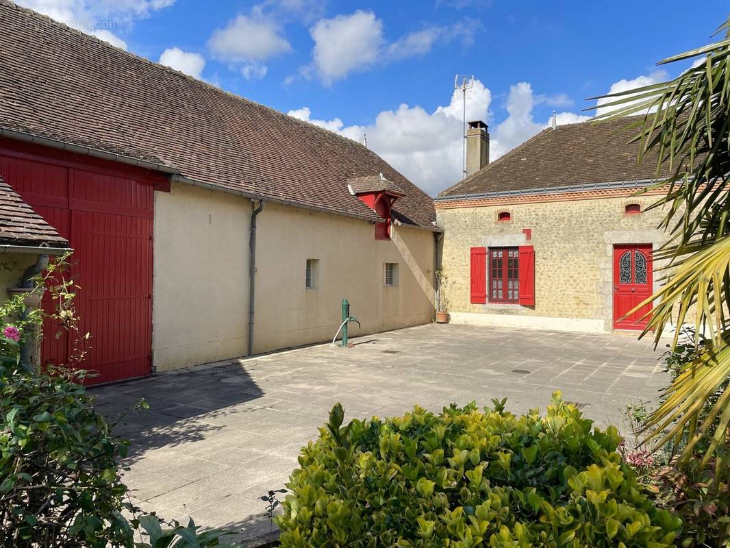 Façade - Dépendance - Maison à CHERANCE