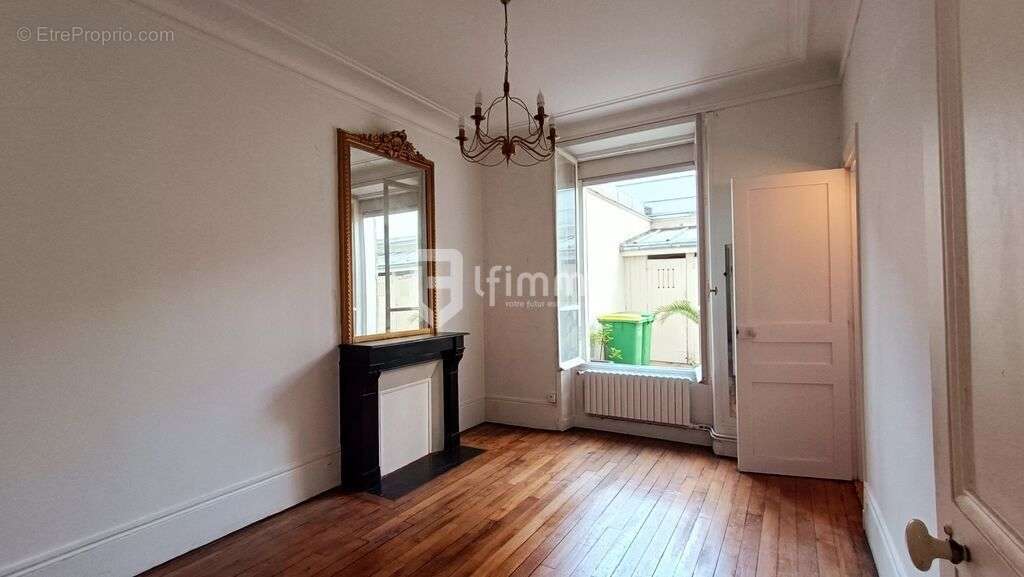 Appartement à PARIS-14E