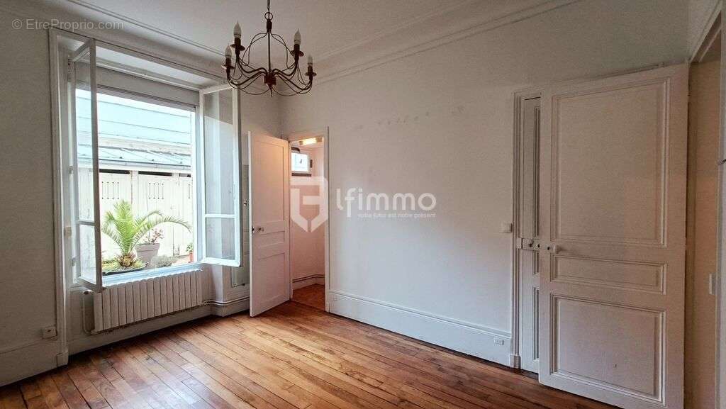 Appartement à PARIS-14E