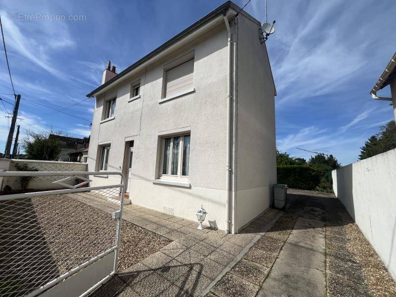 Maison à SAINT-JEAN-DE-LA-RUELLE