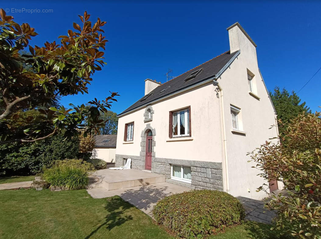 Maison à CHATEAUNEUF-DU-FAOU