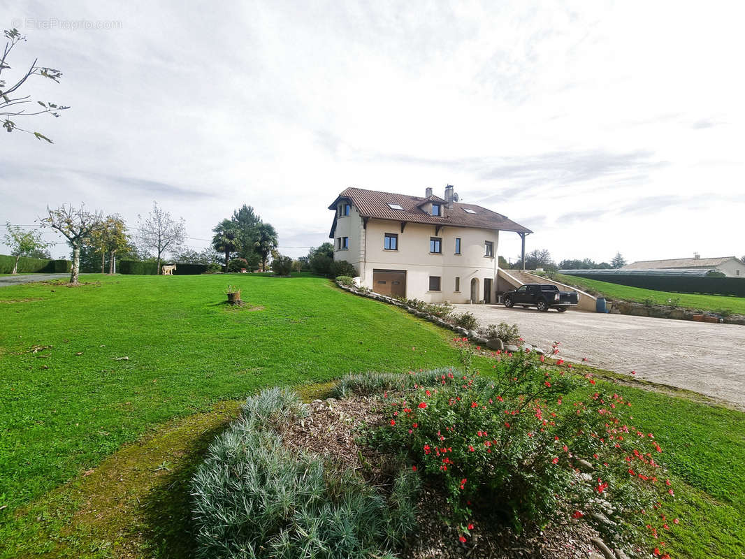 Maison à SAINTE-MARIE-DE-CHIGNAC