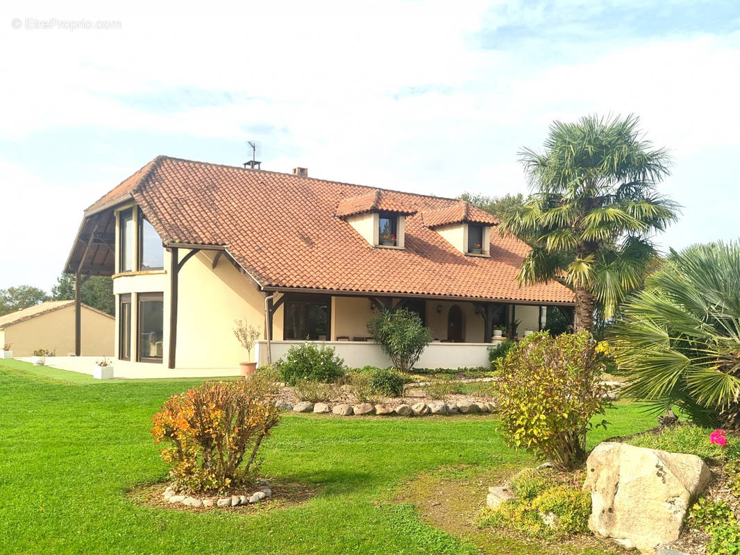 Maison à SAINTE-MARIE-DE-CHIGNAC