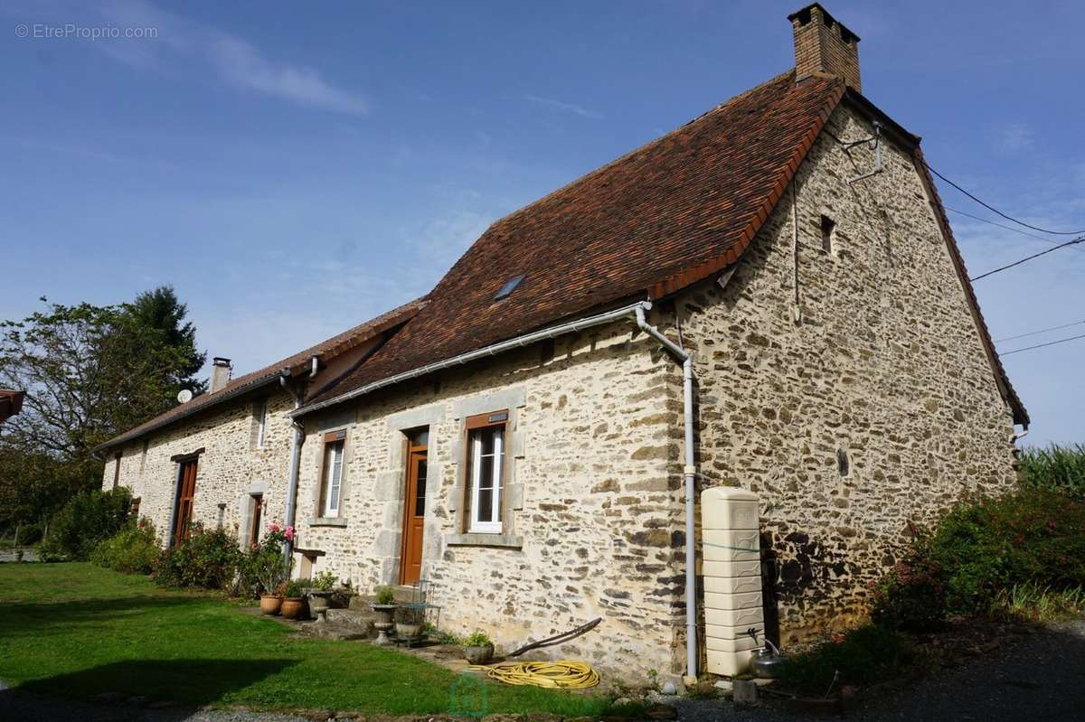 Maison à SAINT-PRIEST-LES-FOUGERES