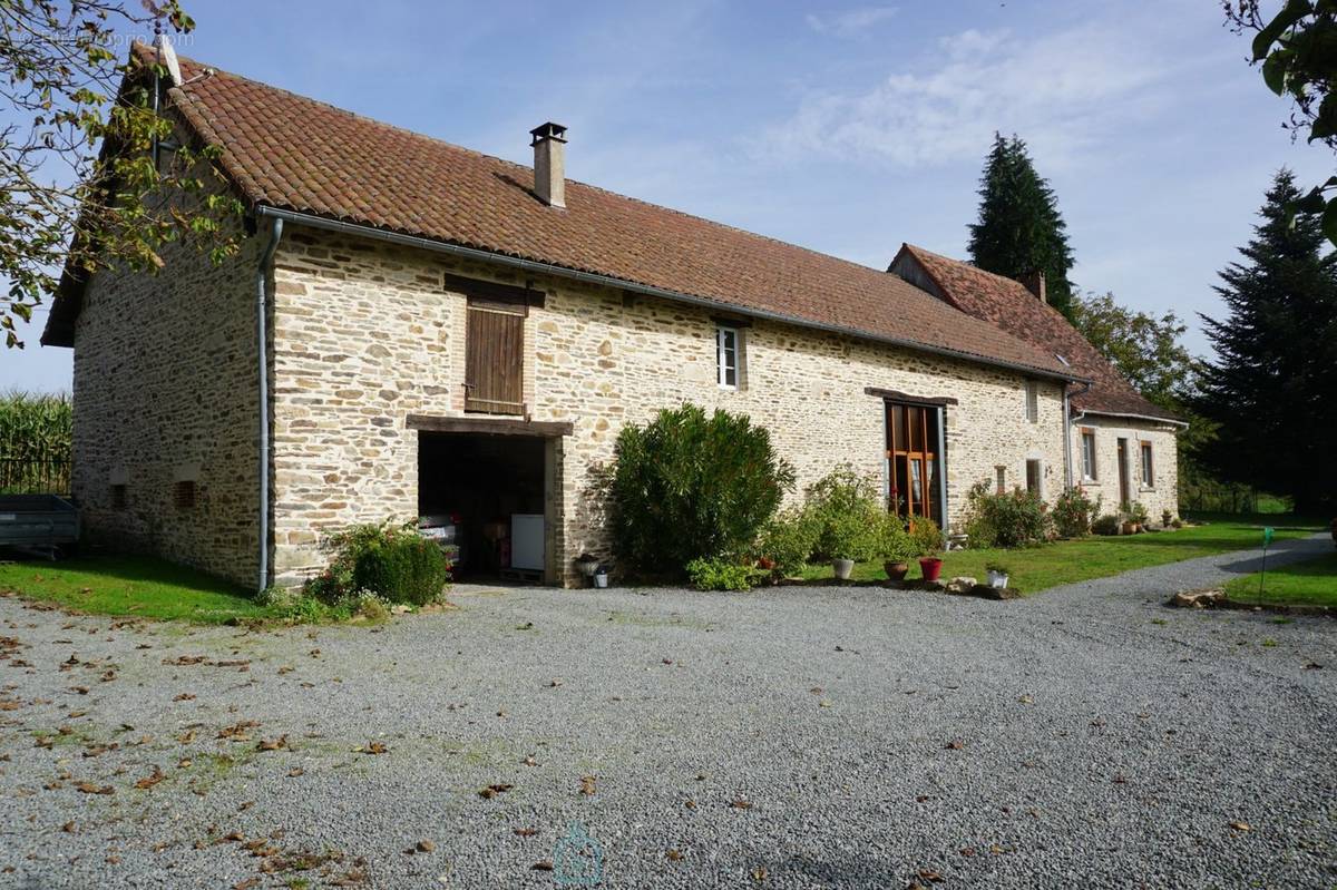 Maison à SAINT-PRIEST-LES-FOUGERES