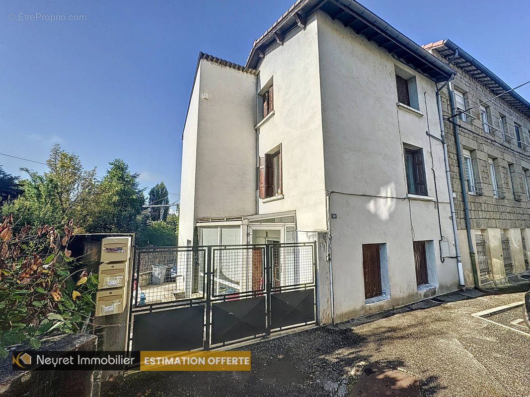 Appartement à LE CHAMBON-FEUGEROLLES