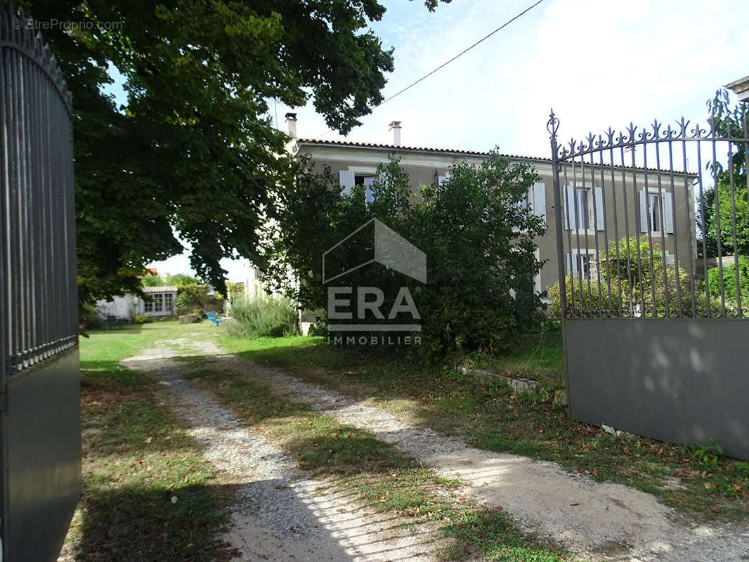 Maison à SURGERES