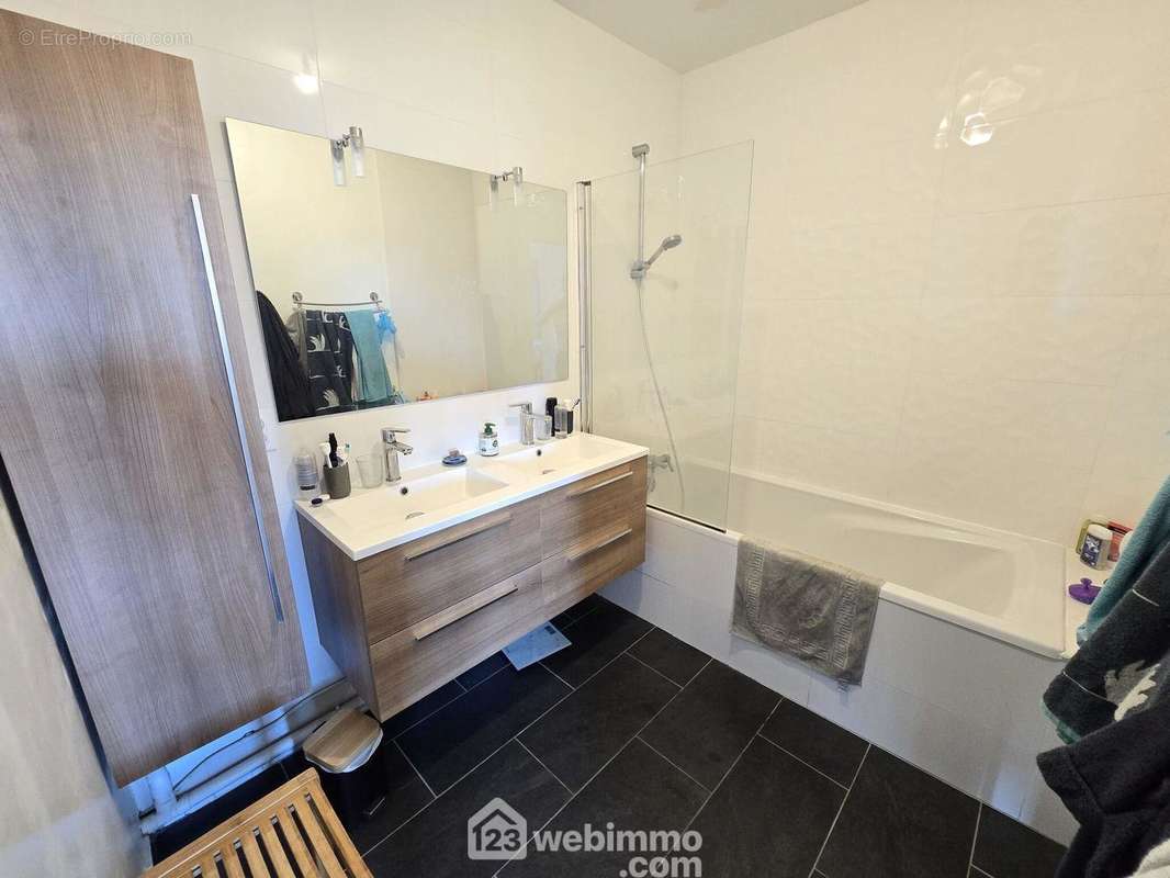 Et d&#039;une salle de bain - Appartement à MERIGNAC