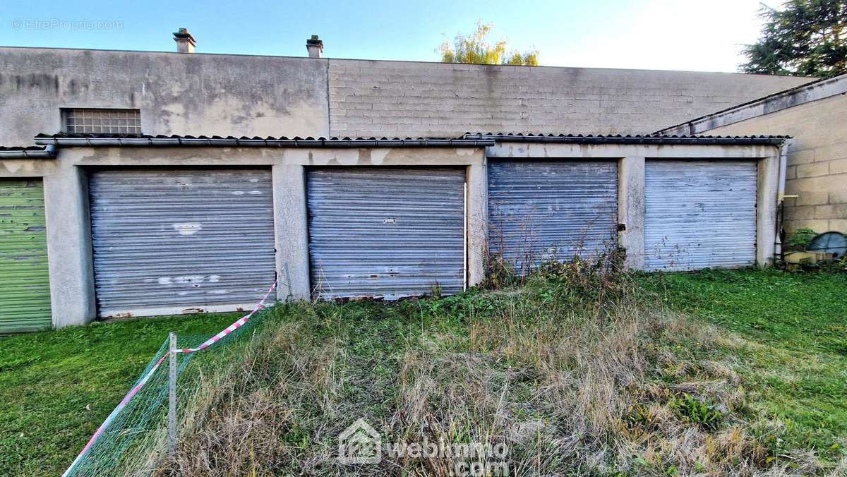 Garage d&#039;une superficie de 16 m² - Parking à LAON