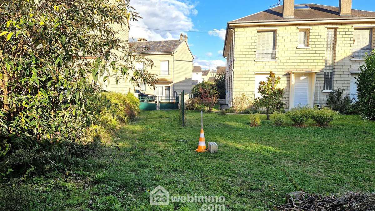 Situé dans un evironnement calme et proche de la gare - Parking à LAON