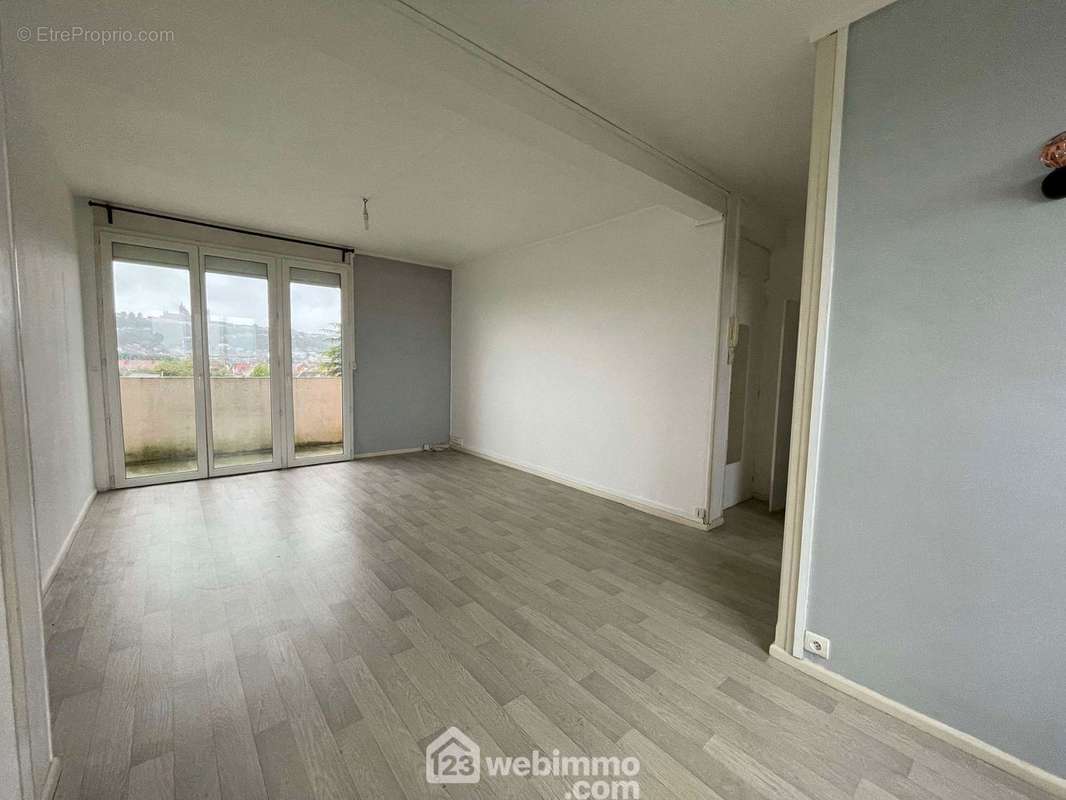 Toutes les fenêtres sont en double vitrage PVC et les sols sont en parquet. Vous bénéficiez d&#039;un accès sur le balcon - Appartement à LAON