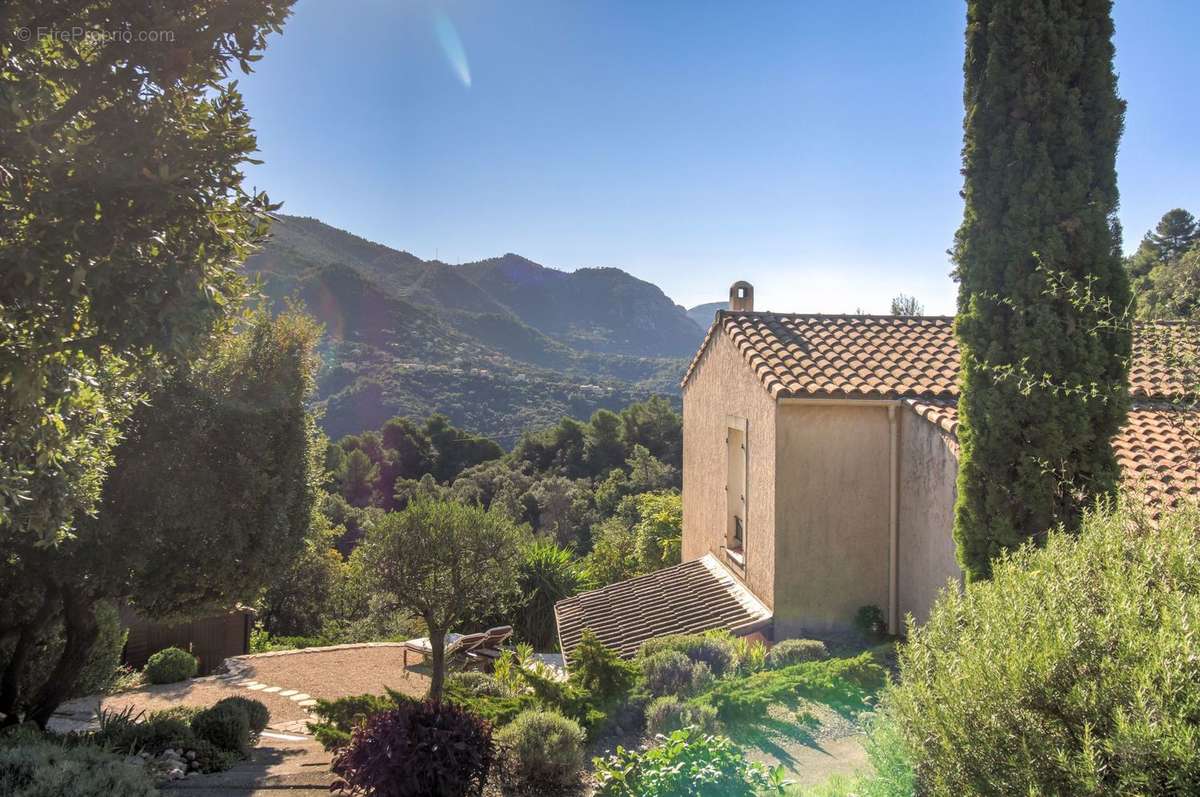 Maison à LA ROQUETTE-SUR-VAR