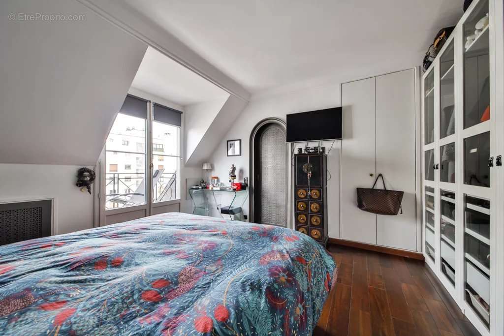 Appartement à PARIS-16E