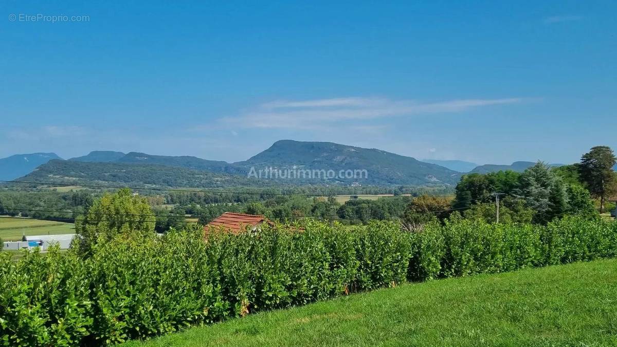 Terrain à SAINT-GENIX-SUR-GUIERS