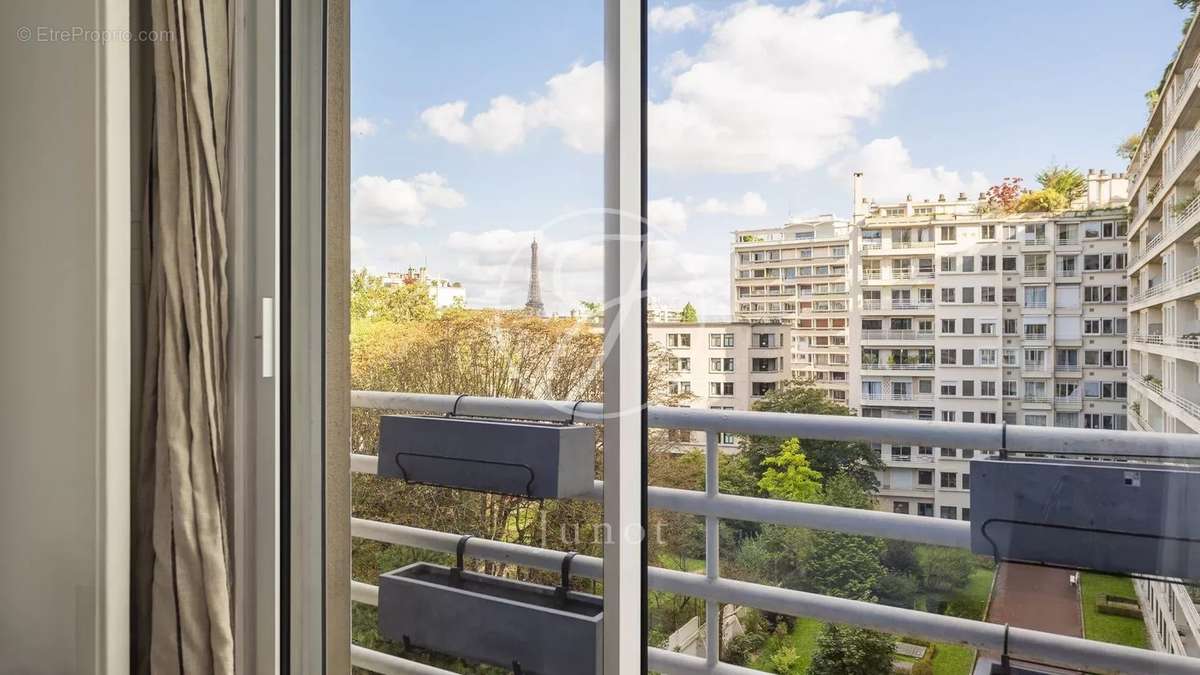 Appartement à PARIS-16E