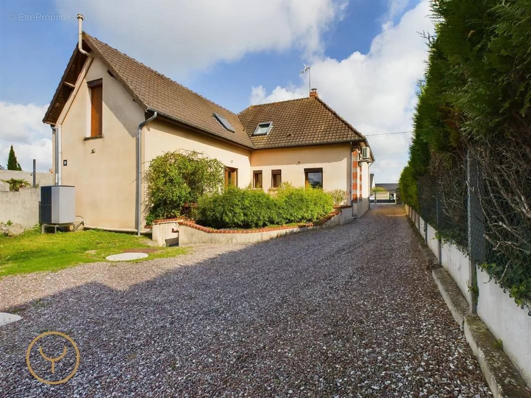 Maison à MAIZIERES-LA-GRANDE-PAROISSE