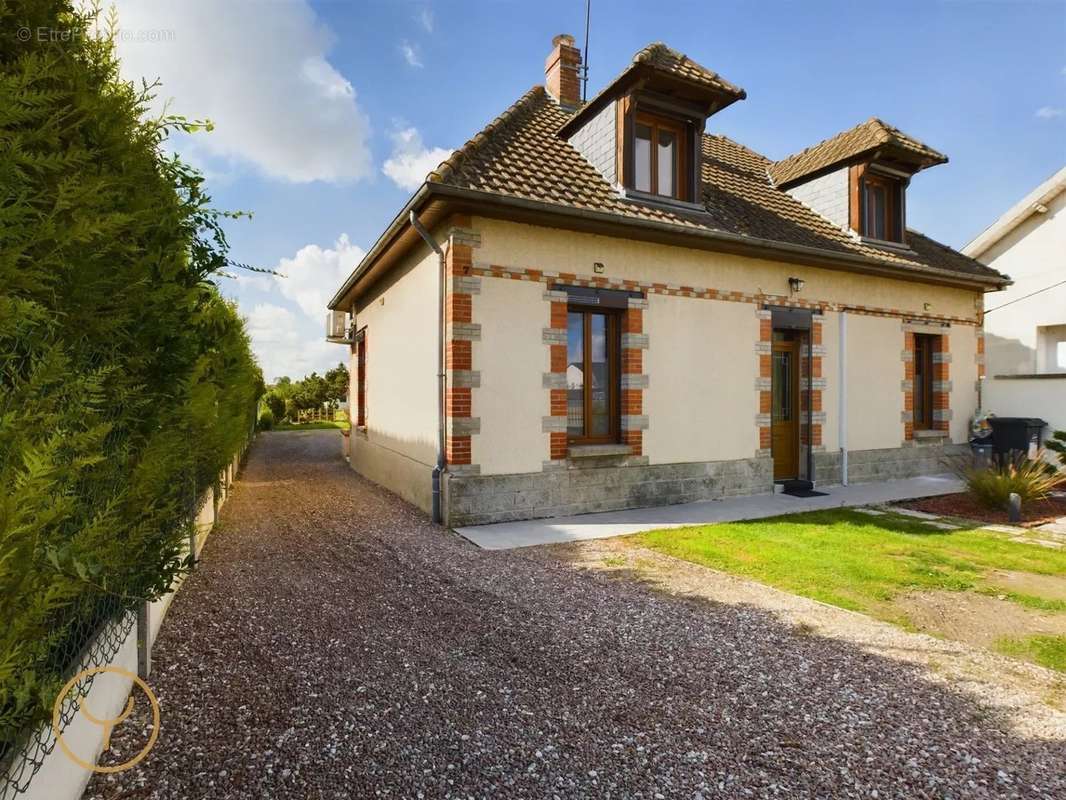 Maison à MAIZIERES-LA-GRANDE-PAROISSE