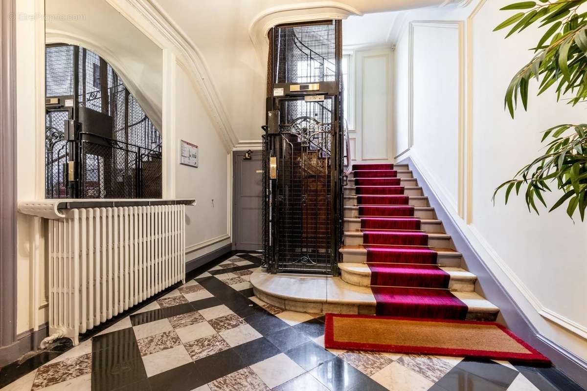 Appartement à PARIS-8E