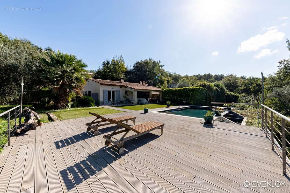 Maison à TOURRETTES-SUR-LOUP