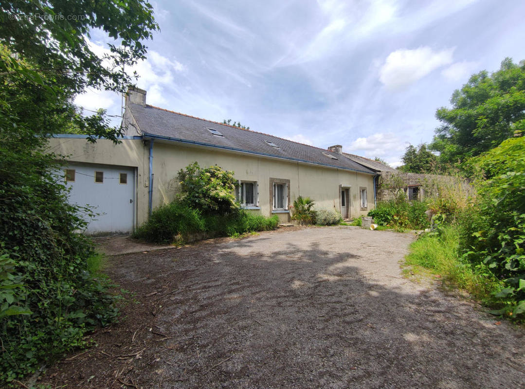 Façade longère et garage - Maison à ROUDOUALLEC