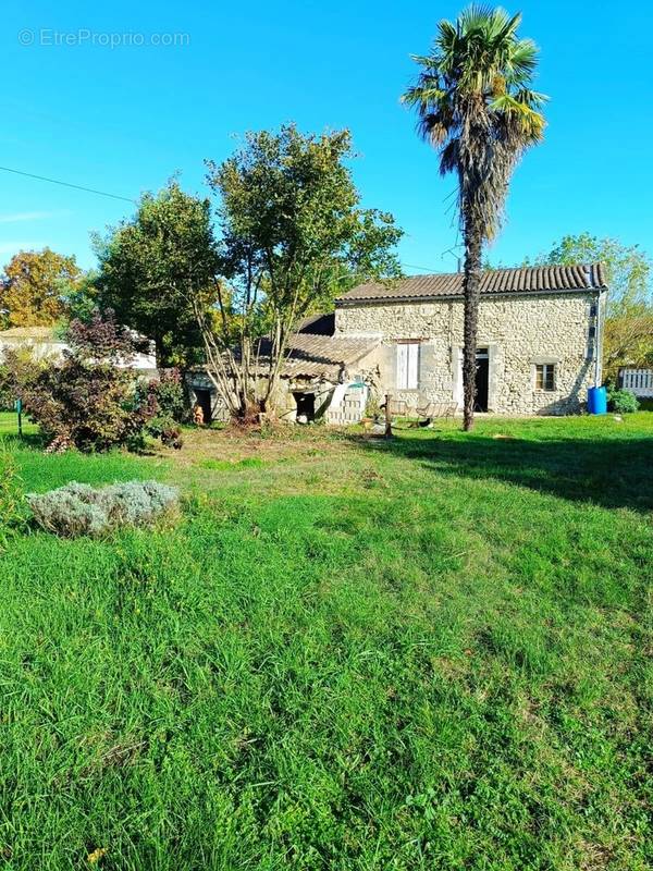 Maison à SAINT-SEURIN-DE-CURSAC